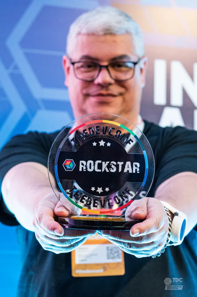 Paulo Boccaletti segurando o troféu TDC Rockstar